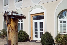 AVEFLOR view of the old building - side entrance